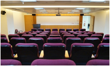 會議討論區：設備完善容納百人的視聽教室